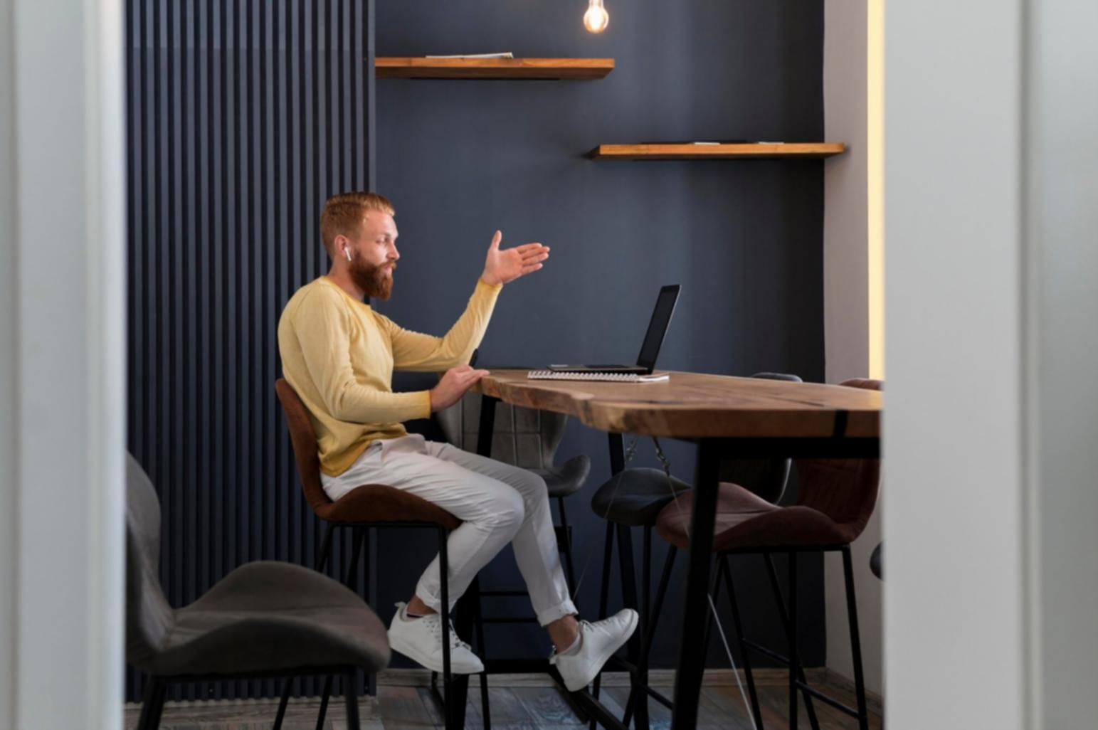 Teilnehmer beim Lernen von Finanzstrategien